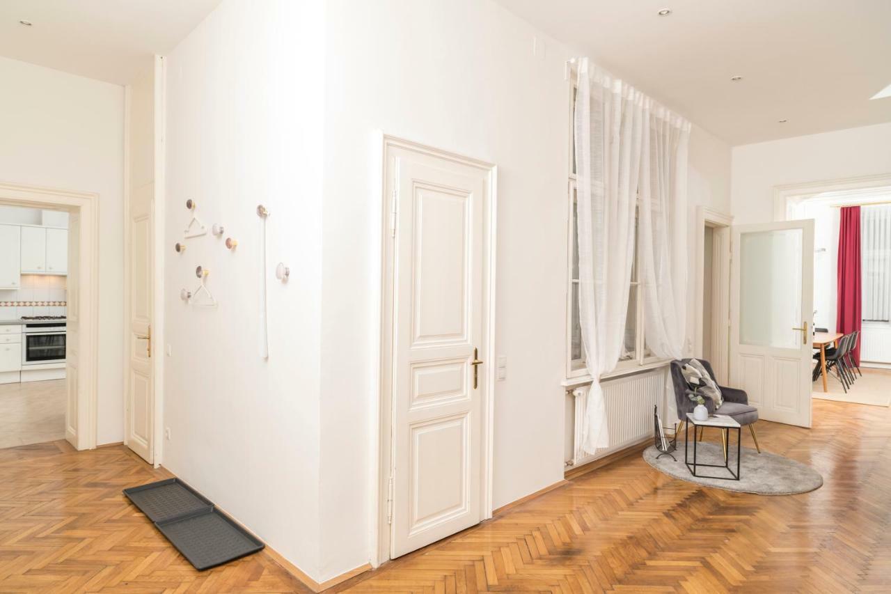 Apartment Rainer Maria Rilke By Ichbucheat Wien